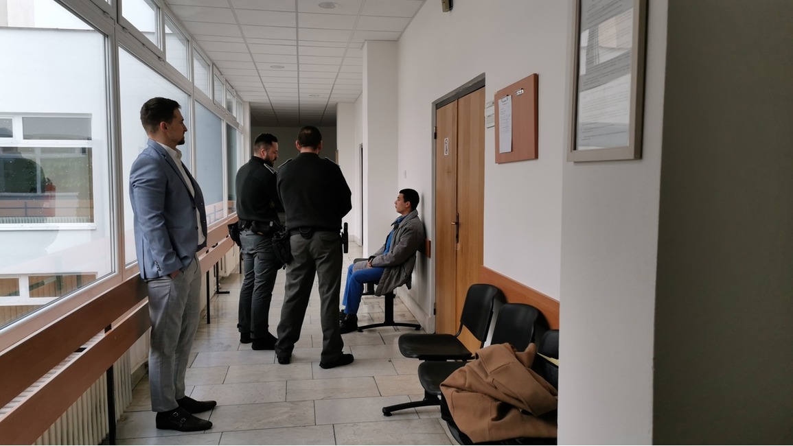FOTO: Kuriózna krádež: Mladík ukradol dôchodcovi „ľadvinku“ s medailónkami Panny Márie. Na súde sa kajal , foto 1