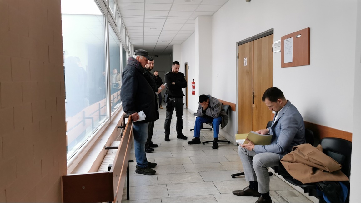 FOTO: Kuriózna krádež: Mladík ukradol dôchodcovi „ľadvinku“ s medailónkami Panny Márie. Na súde sa kajal , foto 2