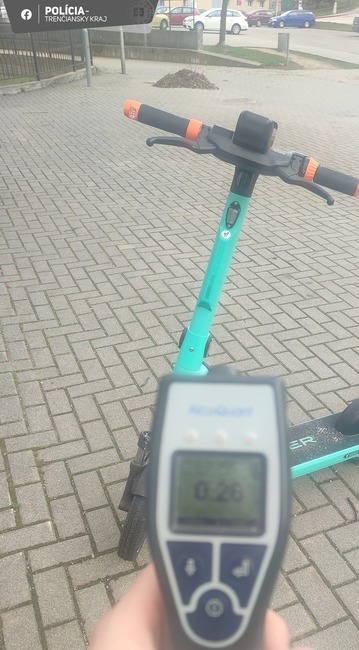 FOTO: Kolobežkári v Myjave začali sezónu len pred týždňom. Posvietili si na nich policajti , foto 1