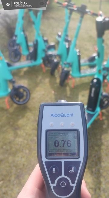 FOTO: Kolobežkári v Myjave začali sezónu len pred týždňom. Posvietili si na nich policajti , foto 2