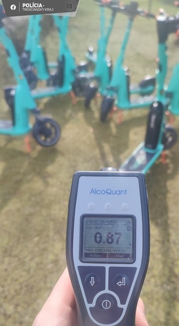 FOTO: Kolobežkári v Myjave začali sezónu len pred týždňom. Posvietili si na nich policajti , foto 3