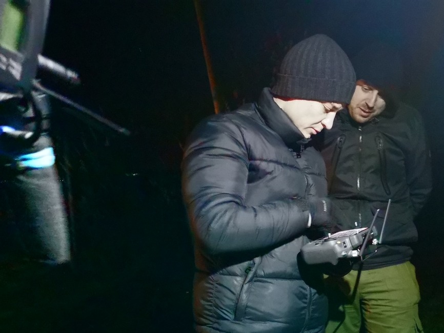 FOTO: Do ochrany úrody pred mrazom nasadili ovocinári aj moderné technológie. V sade horeli ohne a lietali drony, foto 1