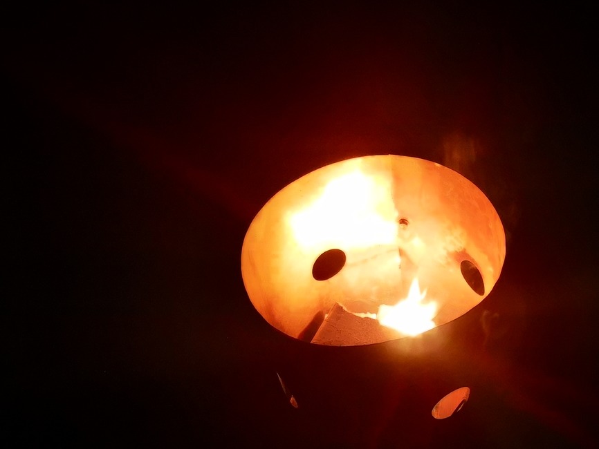 FOTO: Do ochrany úrody pred mrazom nasadili ovocinári aj moderné technológie. V sade horeli ohne a lietali drony, foto 2