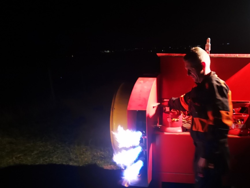 FOTO: Do ochrany úrody pred mrazom nasadili ovocinári aj moderné technológie. V sade horeli ohne a lietali drony, foto 7