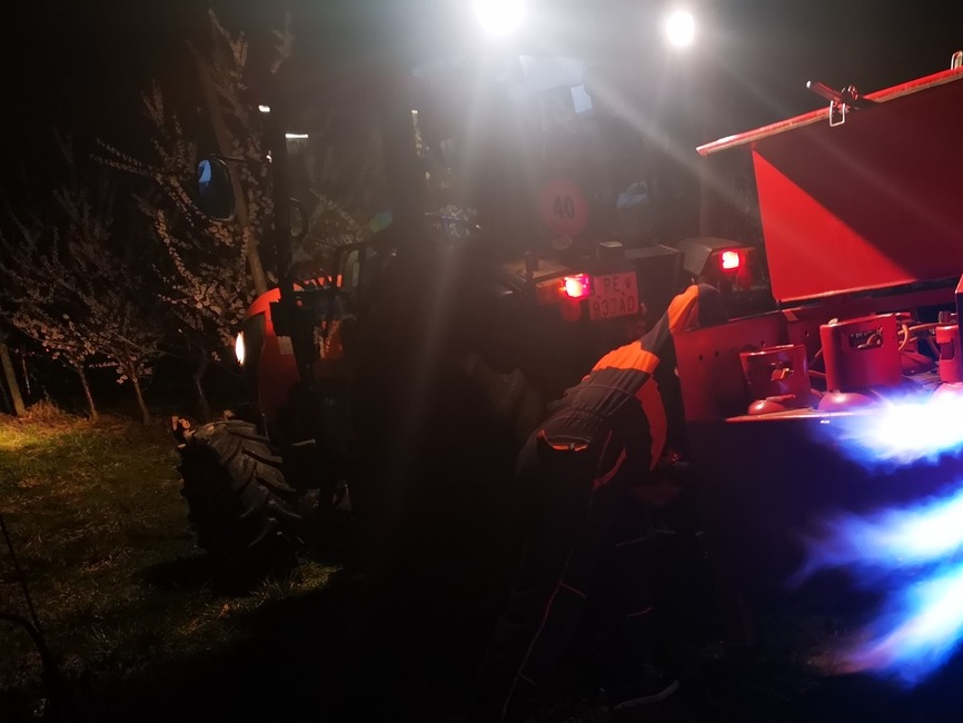 FOTO: Do ochrany úrody pred mrazom nasadili ovocinári aj moderné technológie. V sade horeli ohne a lietali drony, foto 8