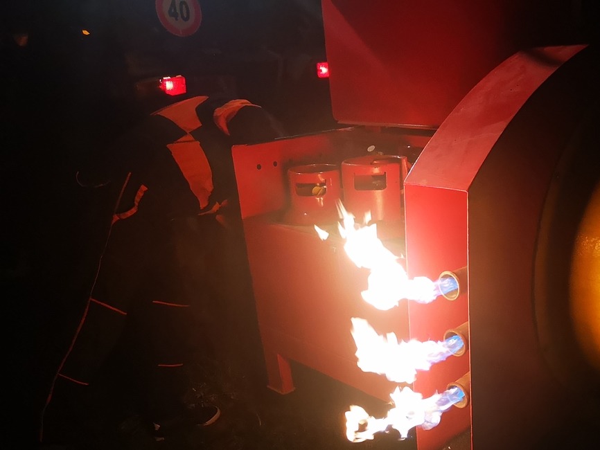 FOTO: Do ochrany úrody pred mrazom nasadili ovocinári aj moderné technológie. V sade horeli ohne a lietali drony, foto 9