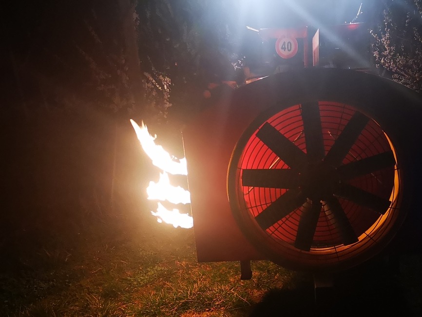 FOTO: Do ochrany úrody pred mrazom nasadili ovocinári aj moderné technológie. V sade horeli ohne a lietali drony, foto 10