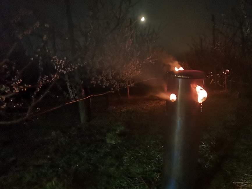 FOTO: Do ochrany úrody pred mrazom nasadili ovocinári aj moderné technológie. V sade horeli ohne a lietali drony, foto 14