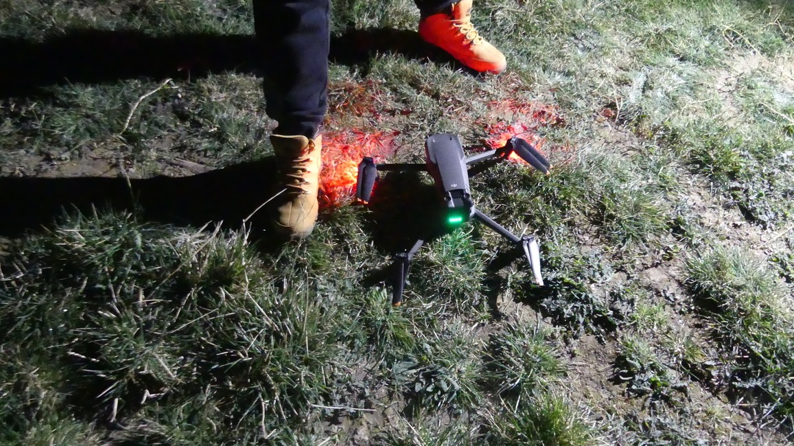 FOTO: Do ochrany úrody pred mrazom nasadili ovocinári aj moderné technológie. V sade horeli ohne a lietali drony, foto 16