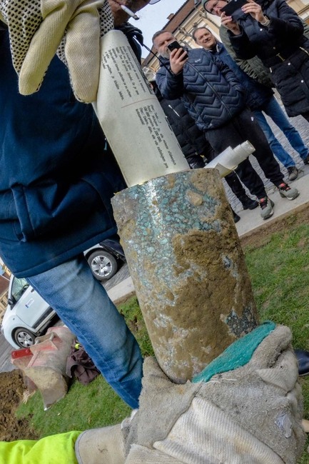 FOTO: Na Mierovom námestí objavili tubus s odkazom, foto 1