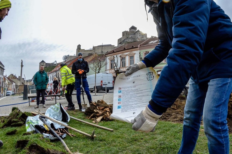 FOTO: Na Mierovom námestí objavili tubus s odkazom, foto 2
