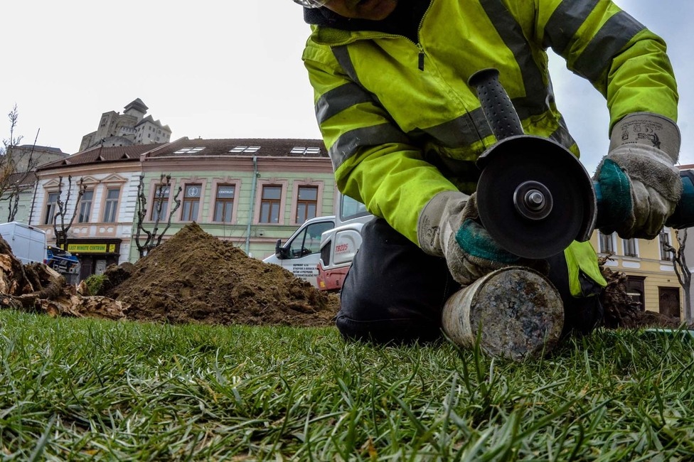 FOTO: Na Mierovom námestí objavili tubus s odkazom, foto 3