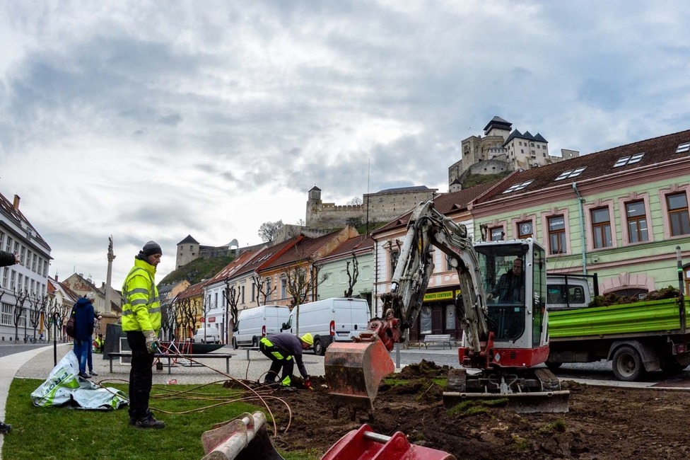 FOTO: Na Mierovom námestí objavili tubus s odkazom, foto 4