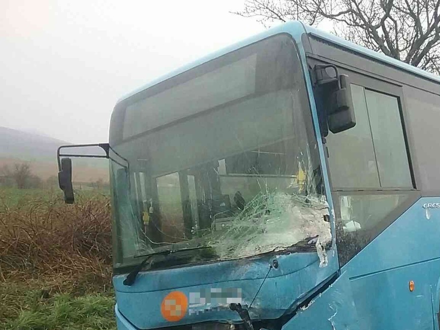 FOTO: Dopravná nehoda autobusu a osobného auta blokovala dopravu pri obci Mníchova Lehota, foto 1