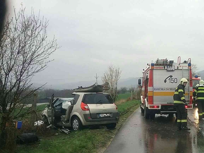 FOTO: Dopravná nehoda autobusu a osobného auta blokovala dopravu pri obci Mníchova Lehota, foto 2