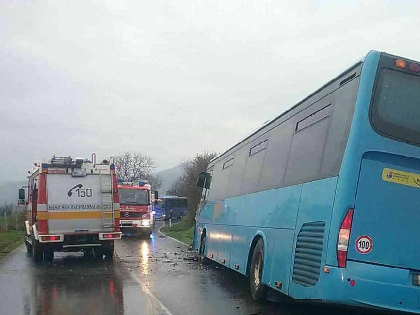 FOTO: Dopravná nehoda autobusu a osobného auta blokovala dopravu pri obci Mníchova Lehota, foto 3