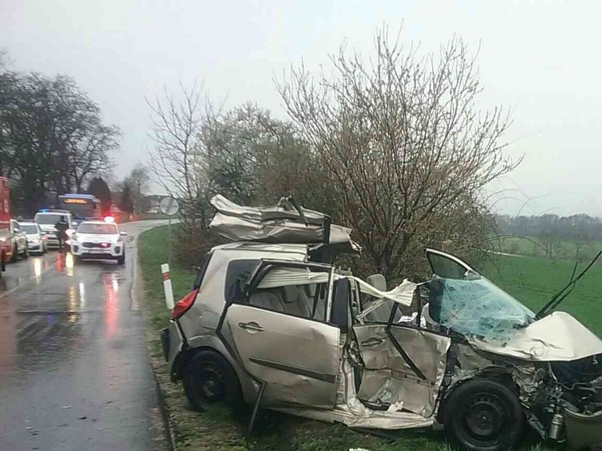 FOTO: Dopravná nehoda autobusu a osobného auta blokovala dopravu pri obci Mníchova Lehota, foto 4