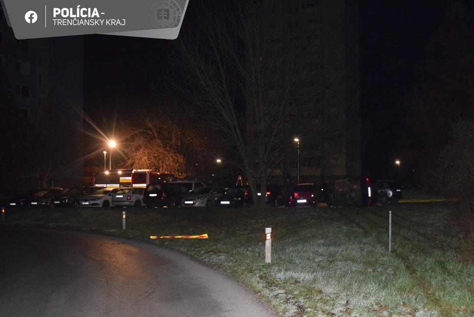 FOTO: Zbesilá jazda vodiča pod vplyvom alkoholu na sídlisku v Partizánskom. Za obeť mu padlo niekoľko áut, foto 1