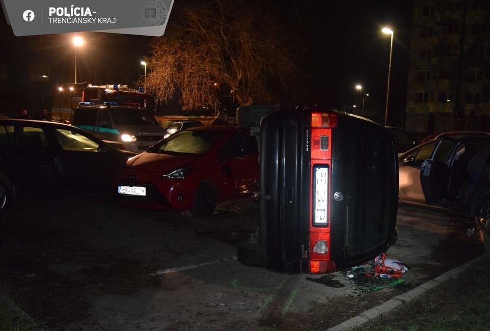 FOTO: Zbesilá jazda vodiča pod vplyvom alkoholu na sídlisku v Partizánskom. Za obeť mu padlo niekoľko áut, foto 2