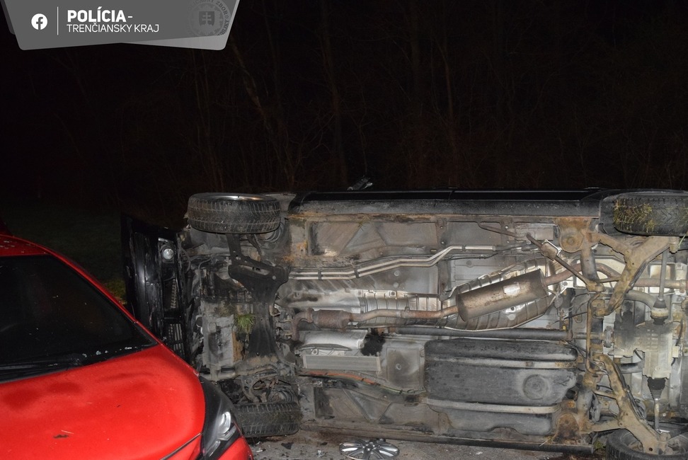 FOTO: Zbesilá jazda vodiča pod vplyvom alkoholu na sídlisku v Partizánskom. Za obeť mu padlo niekoľko áut, foto 3