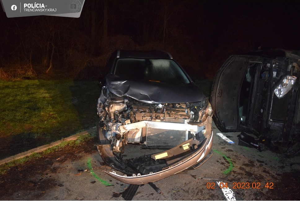 FOTO: Zbesilá jazda vodiča pod vplyvom alkoholu na sídlisku v Partizánskom. Za obeť mu padlo niekoľko áut, foto 4