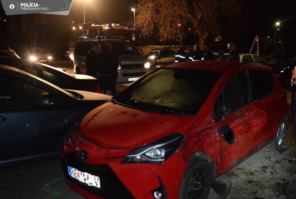 FOTO: Zbesilá jazda vodiča pod vplyvom alkoholu na sídlisku v Partizánskom. Za obeť mu padlo niekoľko áut, foto 5