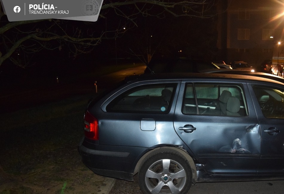 FOTO: Zbesilá jazda vodiča pod vplyvom alkoholu na sídlisku v Partizánskom. Za obeť mu padlo niekoľko áut, foto 6
