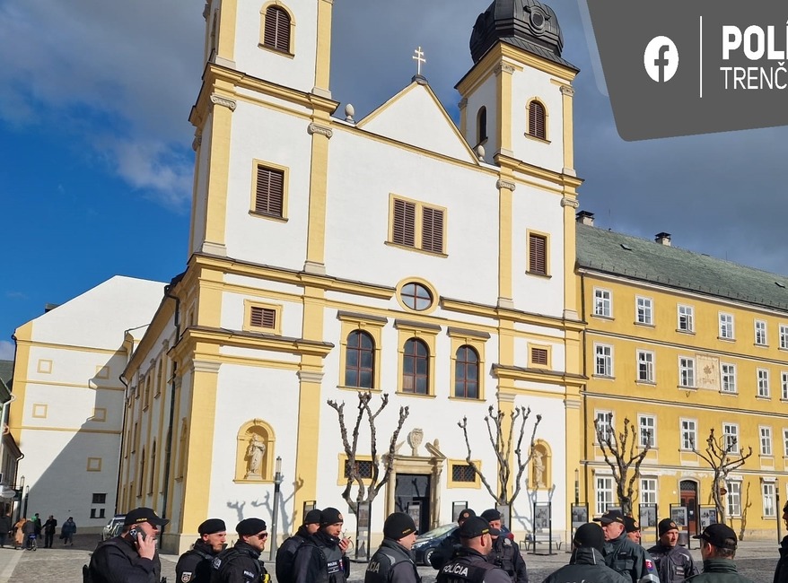 FOTO: Trenčín je momentálne najstráženejším mestom na Slovensku. V uliciach sú desiatky policajtov aj vojakov , foto 2