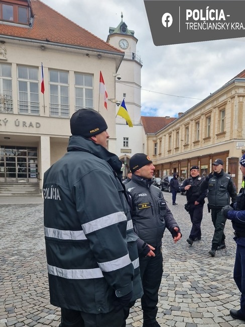 FOTO: Trenčín je momentálne najstráženejším mestom na Slovensku. V uliciach sú desiatky policajtov aj vojakov , foto 4