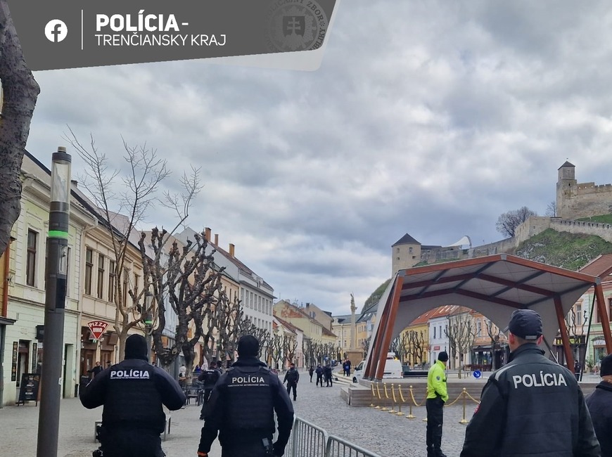 FOTO: Trenčín je momentálne najstráženejším mestom na Slovensku. V uliciach sú desiatky policajtov aj vojakov , foto 5