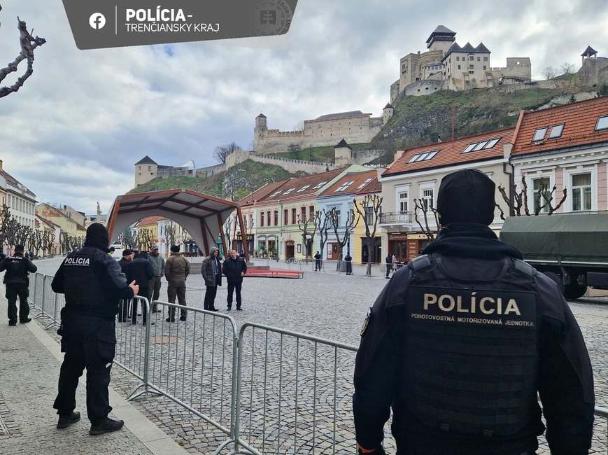 FOTO: Trenčín je momentálne najstráženejším mestom na Slovensku. V uliciach sú desiatky policajtov aj vojakov , foto 6