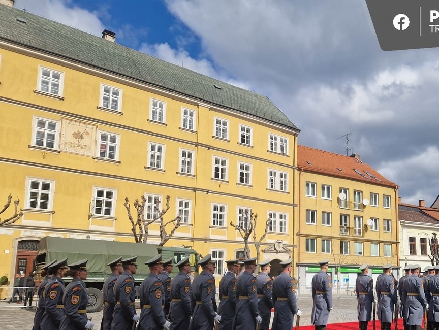 FOTO: Trenčín je momentálne najstráženejším mestom na Slovensku. V uliciach sú desiatky policajtov aj vojakov , foto 7