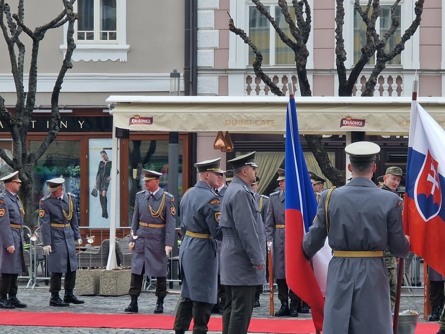 FOTO: Trenčín je momentálne najstráženejším mestom na Slovensku. V uliciach sú desiatky policajtov aj vojakov , foto 8