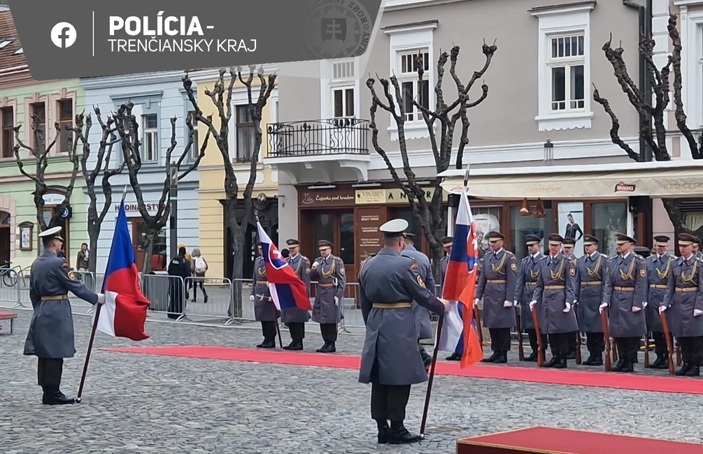 FOTO: Trenčín je momentálne najstráženejším mestom na Slovensku. V uliciach sú desiatky policajtov aj vojakov , foto 9