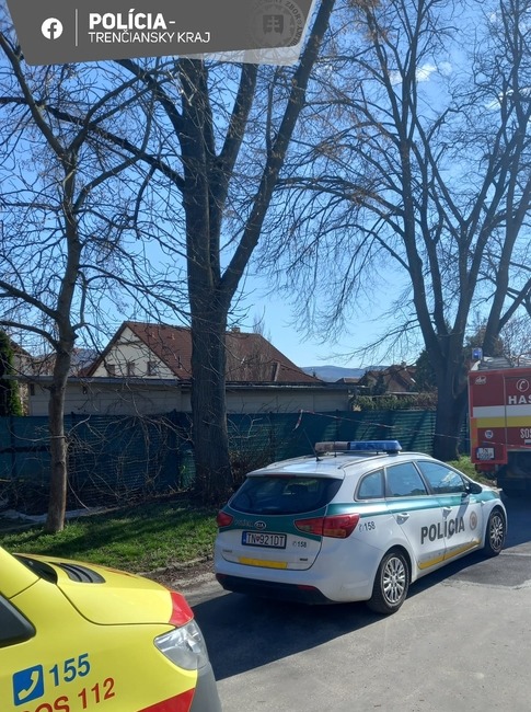 FOTO: Pri požiari rodinného domu v Dubnici nad Váhom zahynuli dve osoby , foto 1