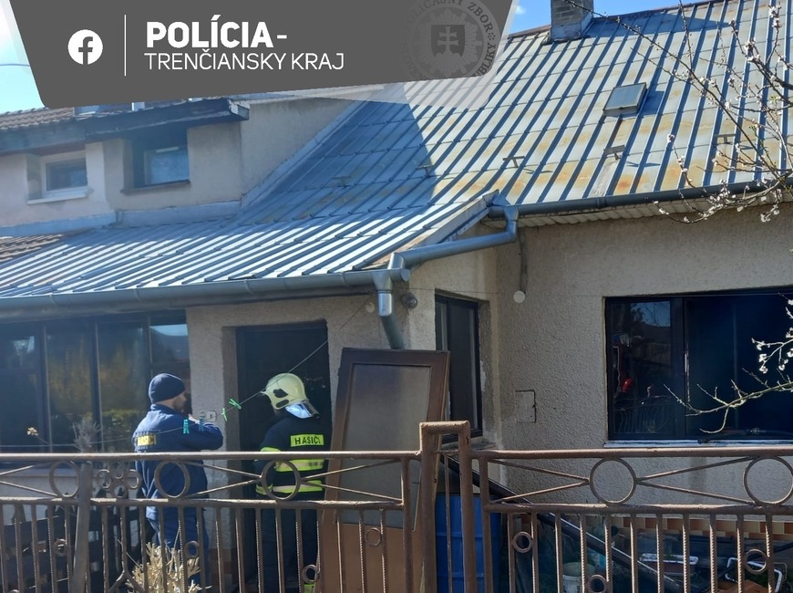 FOTO: Pri požiari rodinného domu v Dubnici nad Váhom zahynuli dve osoby , foto 3
