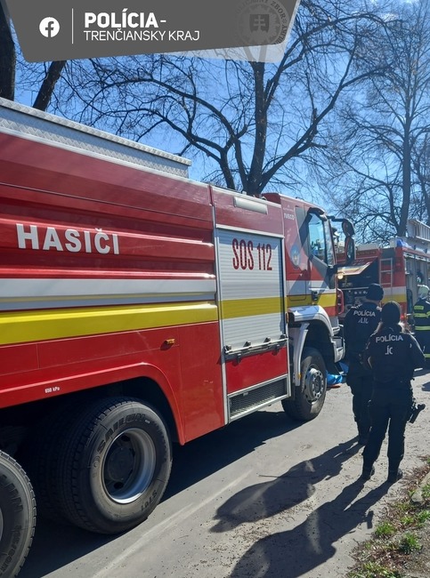 FOTO: Pri požiari rodinného domu v Dubnici nad Váhom zahynuli dve osoby , foto 4