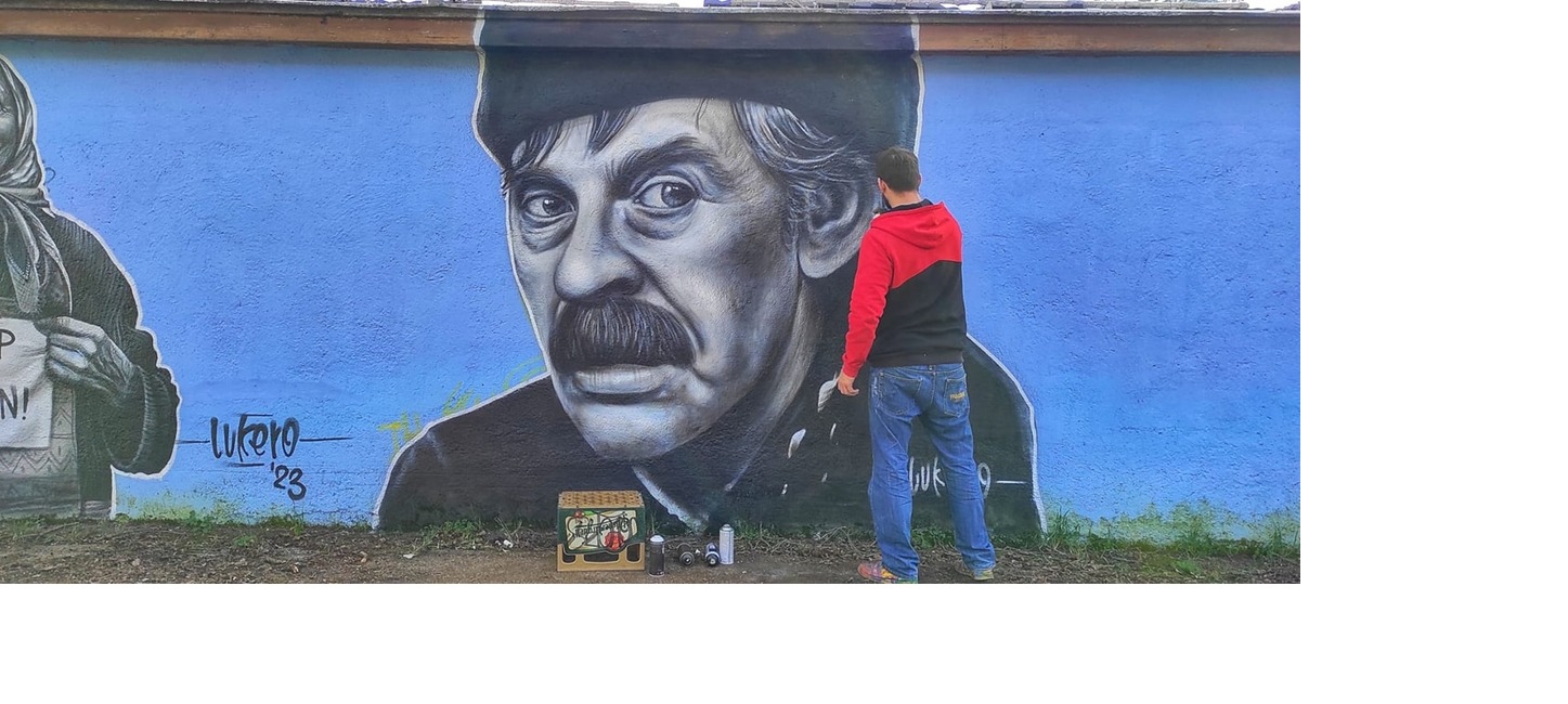 FOTO: Na Brezovčanov dohliada z tamojšieho kúpalisko známa celebrita. Pozná ho celé Slovensko, foto 1