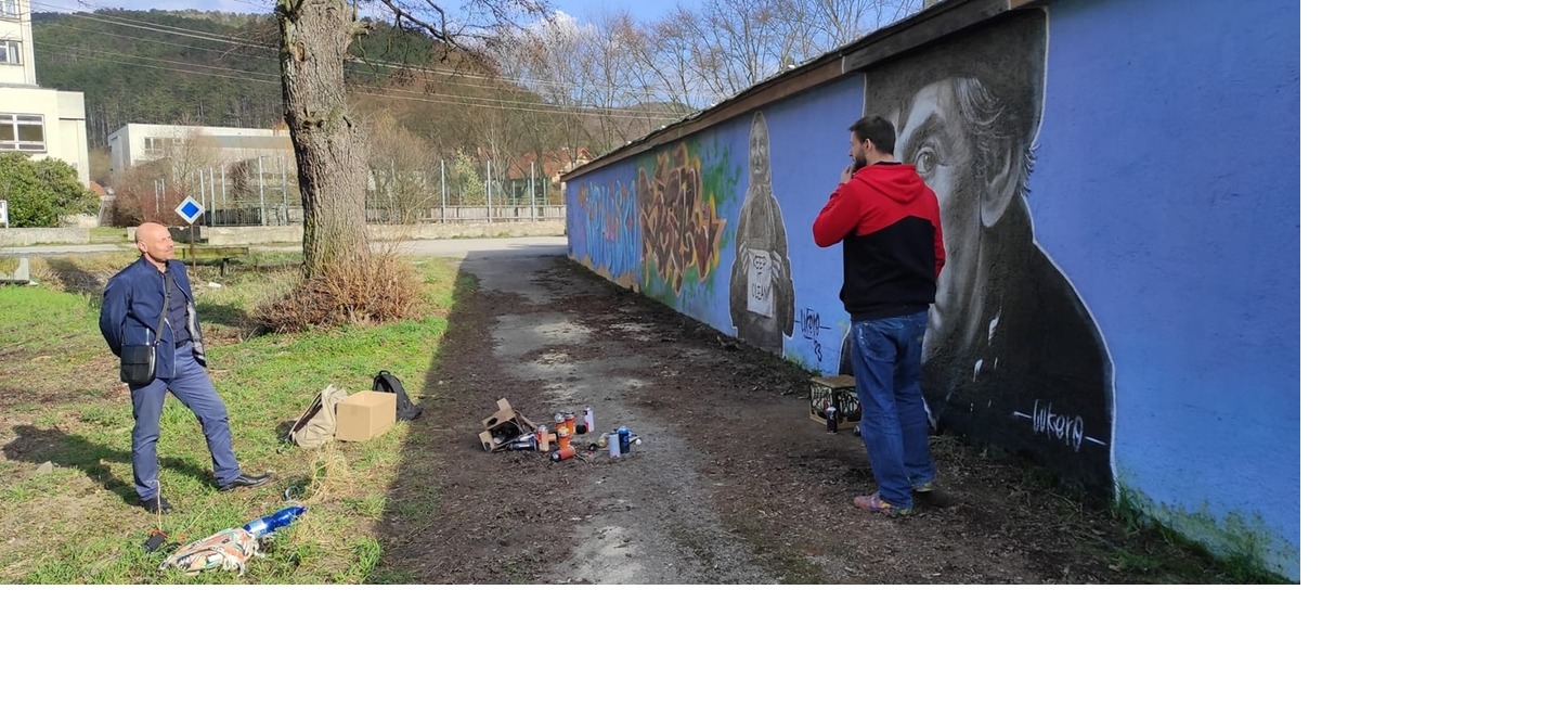 FOTO: Na Brezovčanov dohliada z tamojšieho kúpalisko známa celebrita. Pozná ho celé Slovensko, foto 2