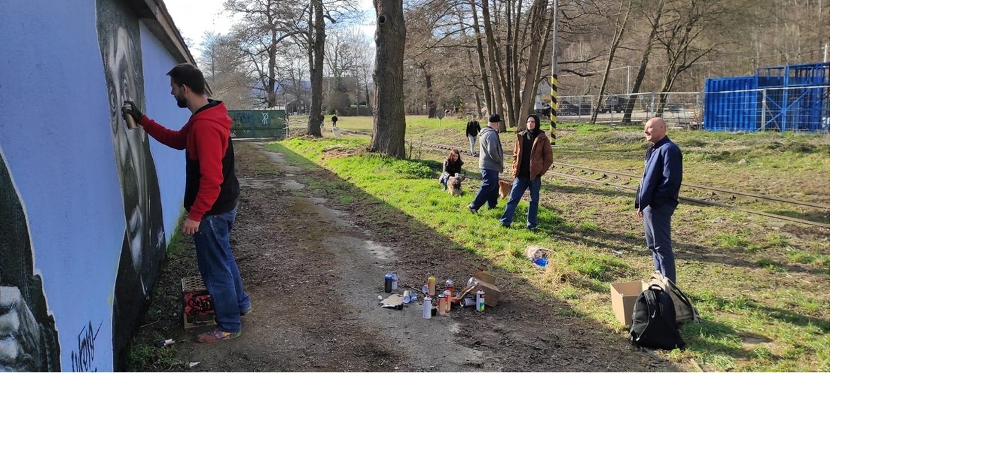FOTO: Na Brezovčanov dohliada z tamojšieho kúpalisko známa celebrita. Pozná ho celé Slovensko, foto 3