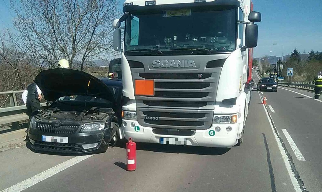 FOTO: Hrozivo vyzerajúca dopravná nehoda v Novákoch. Osobné auto zostalo zakliesnené medzi zvodidlami a nákladiakom , foto 1