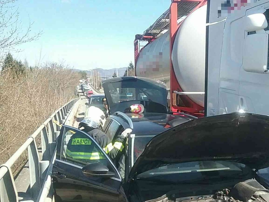 FOTO: Hrozivo vyzerajúca dopravná nehoda v Novákoch. Osobné auto zostalo zakliesnené medzi zvodidlami a nákladiakom , foto 2