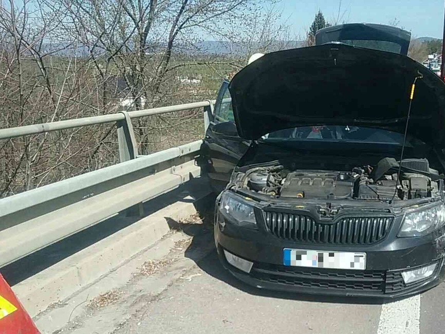 FOTO: Hrozivo vyzerajúca dopravná nehoda v Novákoch. Osobné auto zostalo zakliesnené medzi zvodidlami a nákladiakom , foto 3