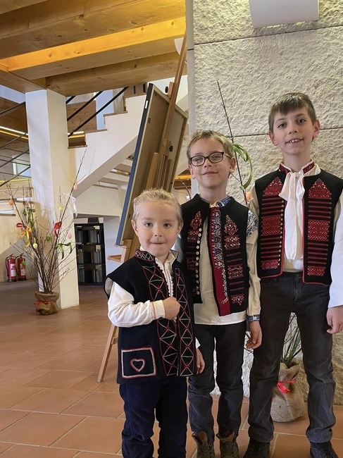 FOTO: Desiatky ľudí zavítalo na Trenčiansky hrad v kroji.  Za vernosť tradíciám na nich čakala odmena, foto 2