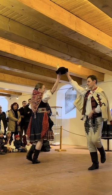 FOTO: Desiatky ľudí zavítalo na Trenčiansky hrad v kroji.  Za vernosť tradíciám na nich čakala odmena, foto 7