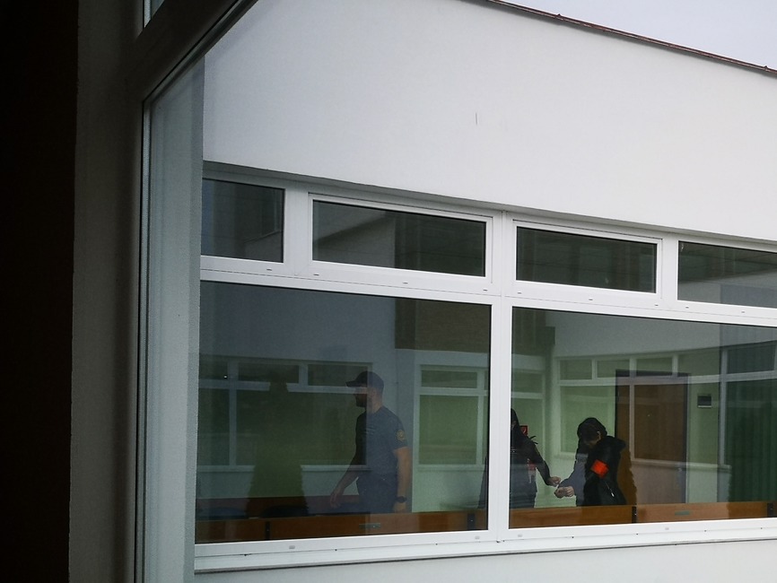 FOTO: Útočníčka, ktorá pobodala svoju spolubývajúcu nateraz za mreže nepôjde, foto 1