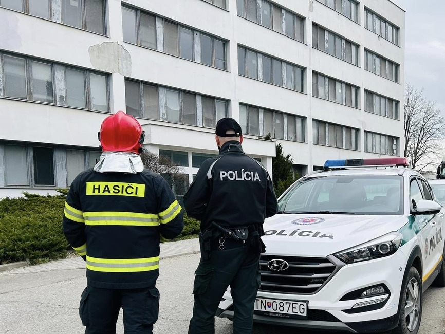 FOTO: Nahlásená bomba v dubnickom závode. Zamestnanci utekali dierou v plote, foto 1