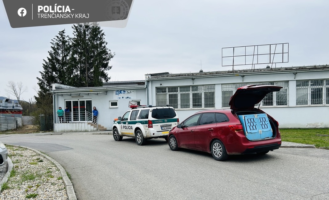 FOTO: Nahlásená bomba v dubnickom závode. Zamestnanci utekali dierou v plote, foto 2