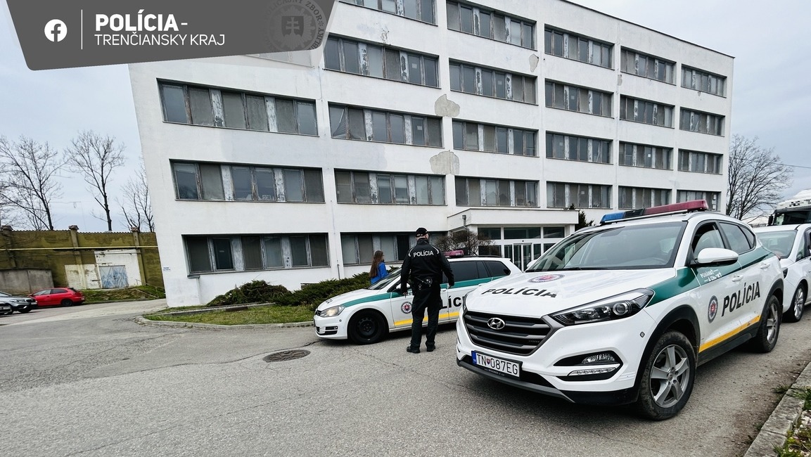 FOTO: Nahlásená bomba v dubnickom závode. Zamestnanci utekali dierou v plote, foto 4