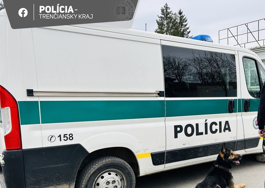 FOTO: Nahlásená bomba v dubnickom závode. Zamestnanci utekali dierou v plote, foto 5